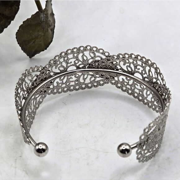 "5/$25" Ornate Lace Filigree Silvertone Cuff Bracelet Sz Average To Large - Picture 2 of 8
